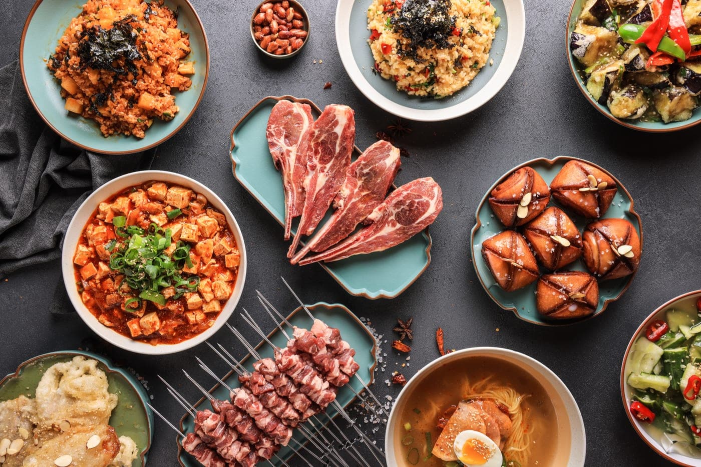양고기 꼬치와 갈비, 마라두부, 볶음밥 등이 한 상에 차려진 양복점 상차림